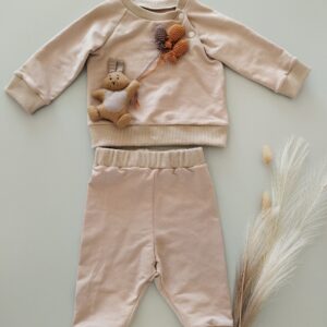 Siūtas megztuko ir kelnyčių komplektukas su spaudėmis