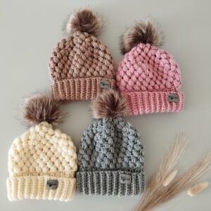 Megztos kepurytės su bumbulu