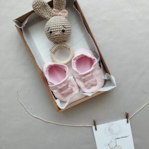 Rankų darbo rinkinys "Siūti batukai ir barškutis"