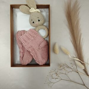 Rankų darbo rinkinukai su bašrkučiu - kramtuku ir kojinytėmis