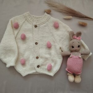 Rankų darbo megztas megztukas su kiškučiu